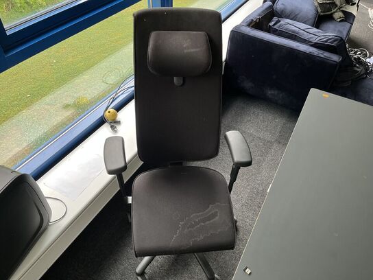 El. hæve/sænke skrivebord med kontorstol, makulator, skuffemondul og blæser