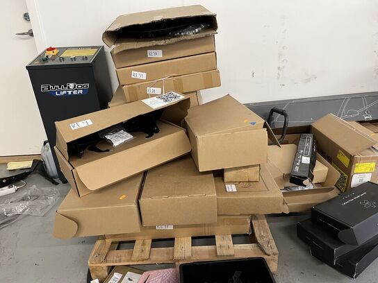 Tøm hjørnet, assortert auto dele, bord, reol m.m.