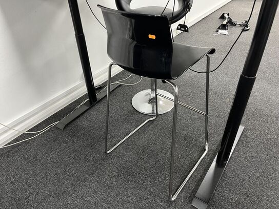 El. hæve/sænke skrivebord med 2 stk. stole