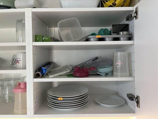 Tøm køkkenskabene for assorteret glas og service 