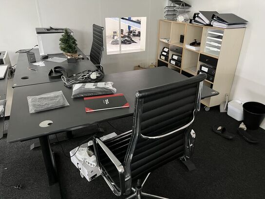 2 stk. el. hæve/sænke skriveborde med 2 stk. kontorstoler