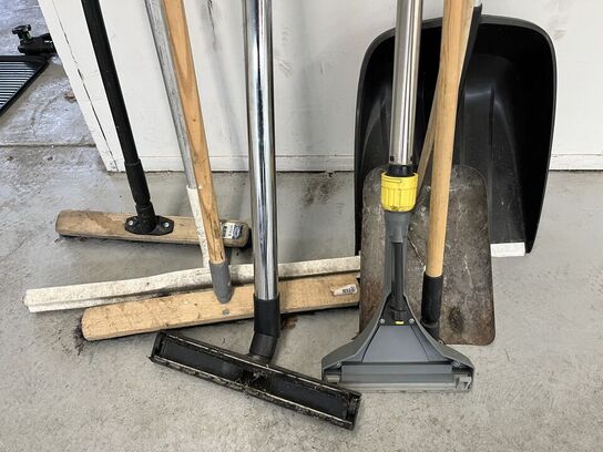 Blandet koste og sneskovl 