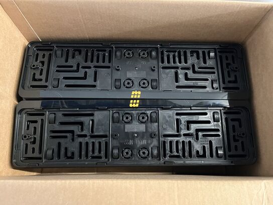 10 kasser med nummerpladerammer