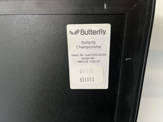 Bordtennisbord med bat og net