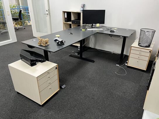 El. hæve/sænke skrivebord med skuffemonduler, reoler og skærm/it