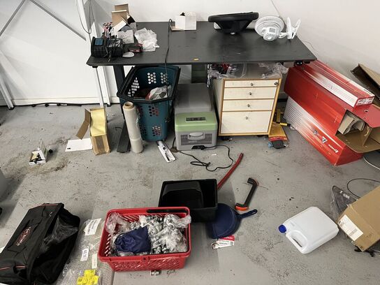 Tøm hjørnet, assortert auto dele, bord, reol m.m.