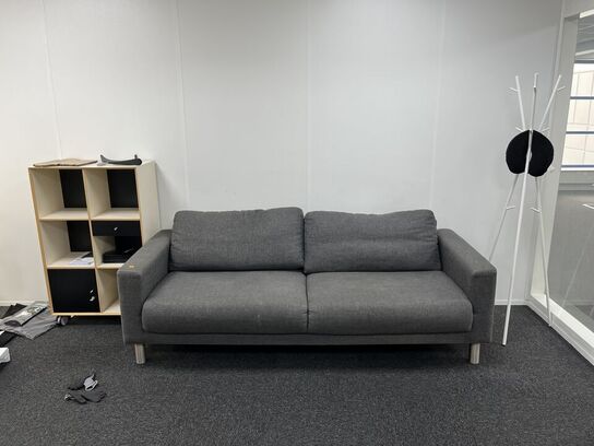 Sofa, reol på hjul og tøjstativ