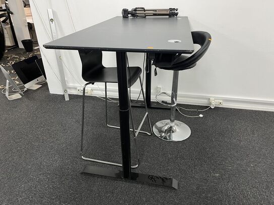 El. hæve/sænke skrivebord med 2 stk. stole