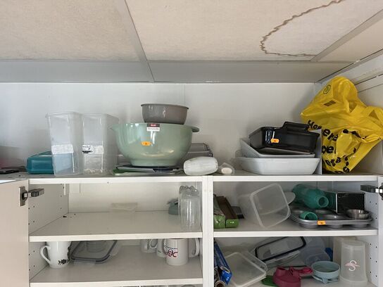 Tøm køkkenskabene for assorteret glas og service 