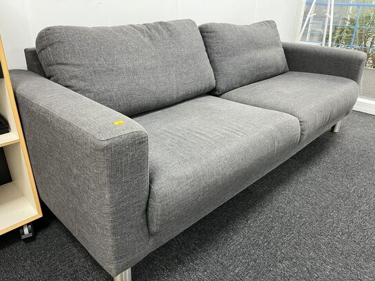 Sofa, reol på hjul og tøjstativ