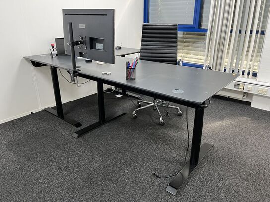 El. hæve/sænke skrivebord med kontorstol og skærm