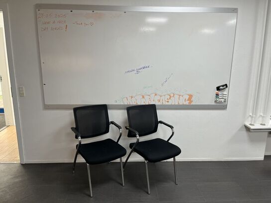 2 stk. kontorstole med whiteboard