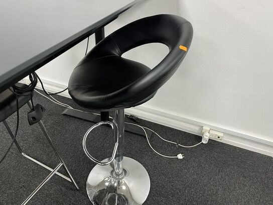 El. hæve/sænke skrivebord med 2 stk. stole