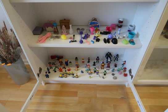 Skab med glaslåger med div. Indhold