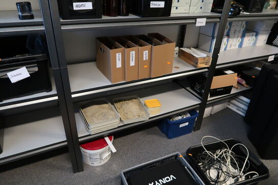 Lagerreol uden indhold