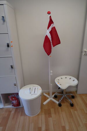 Fødselsdagsflag, stol, spand
