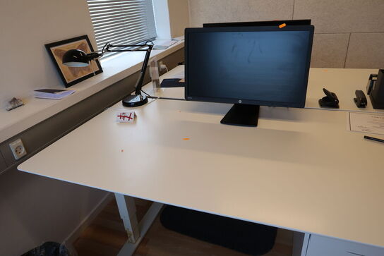 El. hæve/sænke skrivebord, computerskærm, skuffemodul samt reol