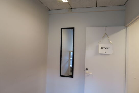 Seng, reol, stol, bordlampe samt spejl
