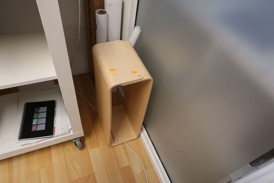 Stol, reol samt skammel