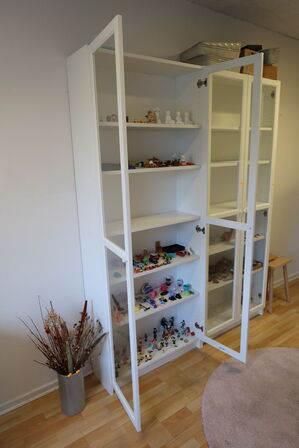 Skab med glaslåger med div. Indhold