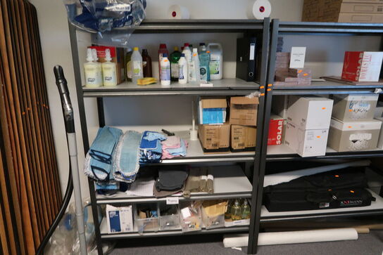 Lagerreol uden indhold