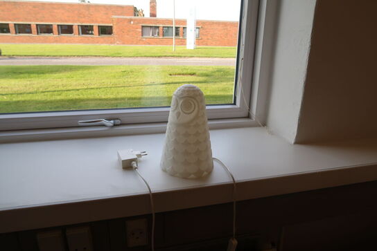 Seng, reol, stol, bordlampe samt spejl