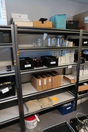 Lagerreol uden indhold