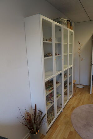 Skab med glaslåger med div. Indhold