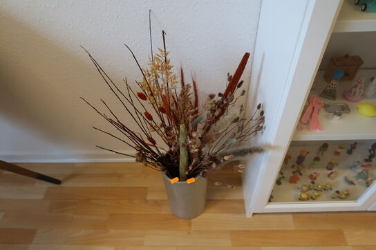 Vase med div. Blomster samt gulvtæppe