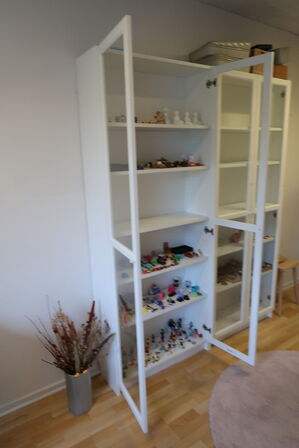 Skab med glaslåger med div. Indhold