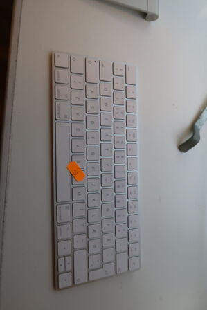 2 stk. tastatur samt mousepad APPLE A1314, A1644, A1339