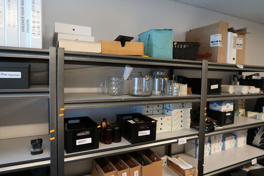 Lagerreol uden indhold