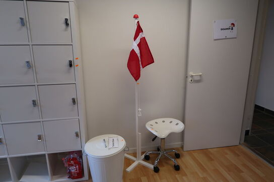 Fødselsdagsflag, stol, spand
