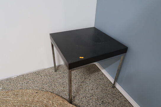 Bord med 2 stk. stole samt sidebord