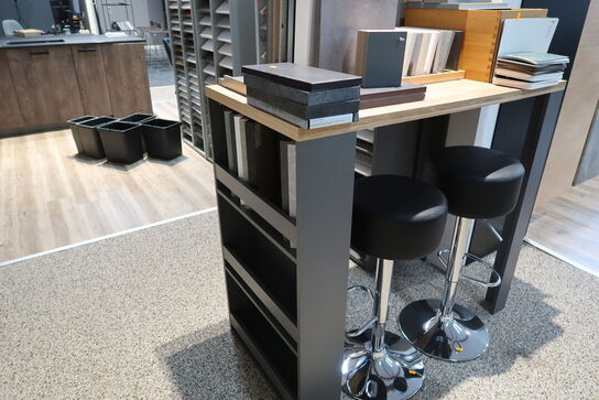 Div. Podier med udstillingsdele