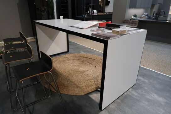 4 stk. barstole samt barbord