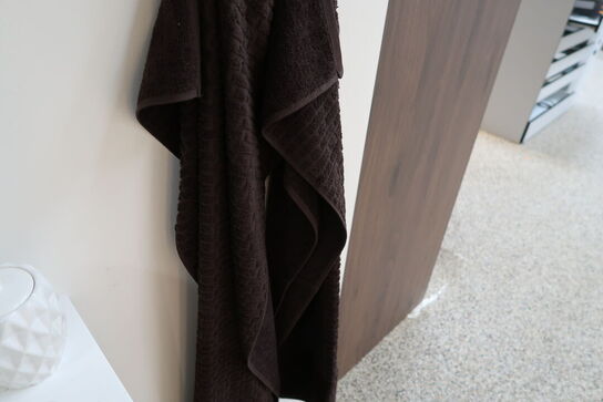 Badmøbel CASSØE Como vask uden armatur med stel i børstet messing samt 2 stk. kroge