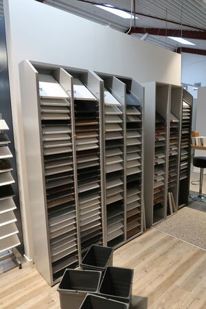 Div. Podier med udstillingsdele