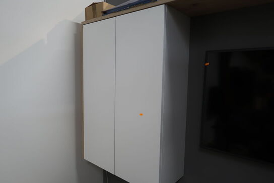 El. hæve/sænke skrivebord, kontorstol samt 2 stk. skabe