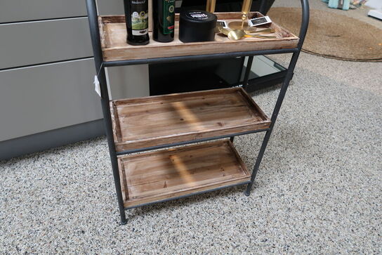 Reol med træhylder med indhold