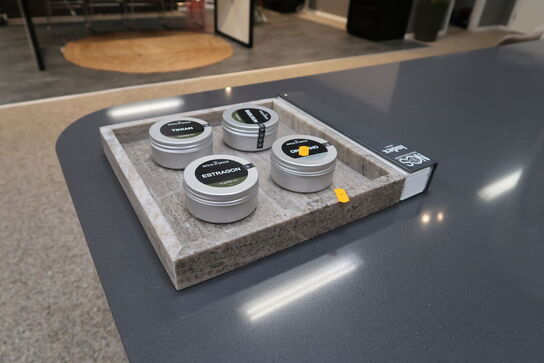 2 stk. stenfade med krydderier m.m.