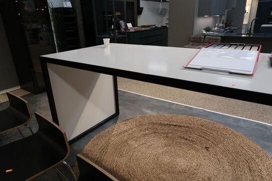 4 stk. barstole samt barbord