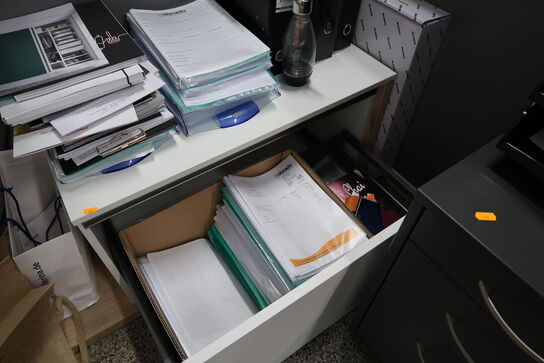 El. hæve/sænke skrivebord, kontorstol samt 2 stk. skabe