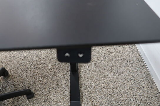 El. hæve/sænke skrivebord, kontorstol samt 2 stk. skabe