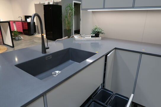 Køkken NORDANRO uden hårdehvidearer/armatur med bordplade SILESTONE. Vejl. udsalgspris kr: 109.000,-