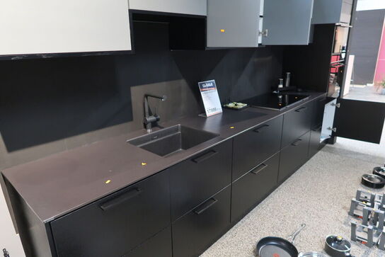 Køkken NORDANRO uden hårdehvidevarer med stenbordplade DEKTON. Vejl. udsalgspris kr: 119.000,-