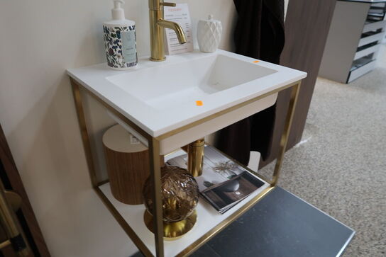 Badmøbel CASSØE Como vask uden armatur med stel i børstet messing samt 2 stk. kroge