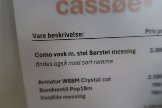 Badmøbel CASSØE Como vask uden armatur med stel i børstet messing samt 2 stk. kroge