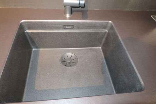 Køkken NORDANRO uden hårdehvidevarer med stenbordplade DEKTON. Vejl. udsalgspris kr: 119.000,-