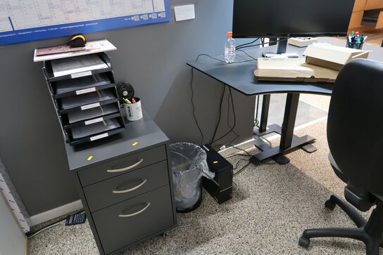 El. hæve/sænke skrivebord, kontorstol samt 2 stk. skabe